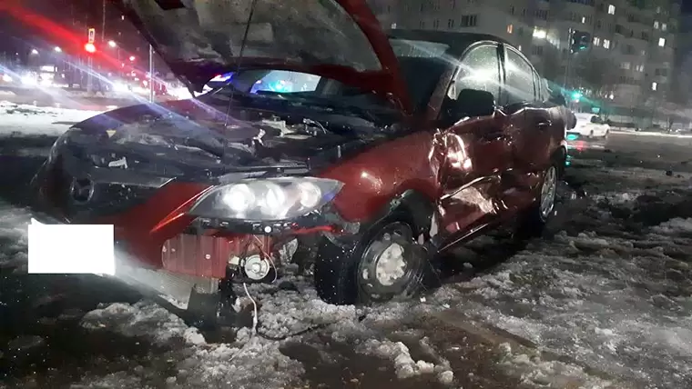 В Нижнекамске 18-летняя девушка на «Мерседесе» устроила аварию на перекрёстке
