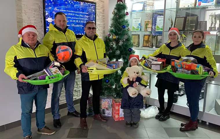Ансамбль «Нардуган» передал ледянки, мячи и игрушки для акции «Стань Дедом Морозом!»
