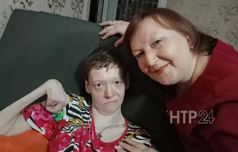 Больная онкологией жительница Афанасово ухаживает за парализованной дочерью и престарелой мамой
