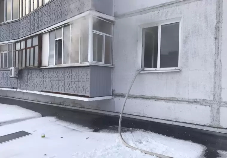 В Казани загорелась квартира с двумя маленькими детьми