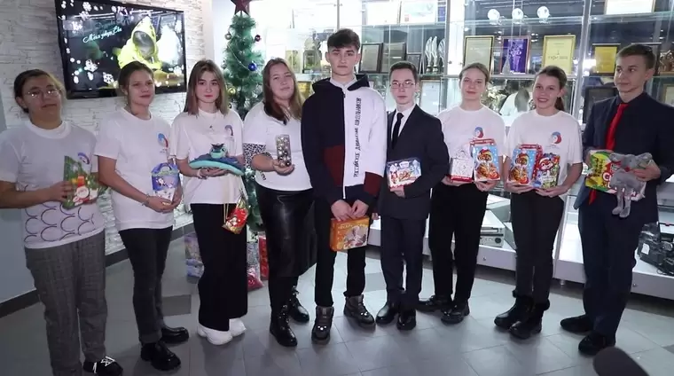 Ребята из Российского движения школьников передали подарки для детей из нуждающихся семей