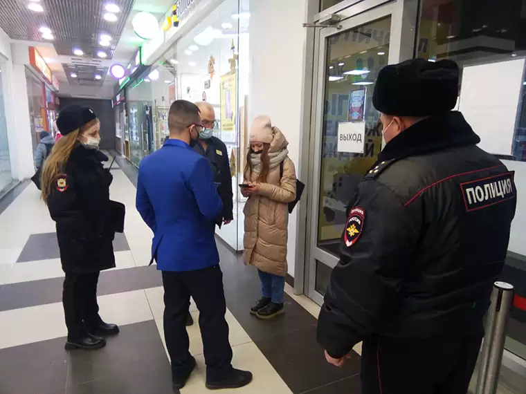 Полиция проводит в торговых центрах Нижнекамска рейды по проверке QR-кодов