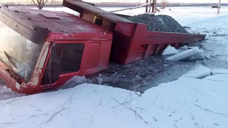 В Татарстане самосвал провалился под лёд