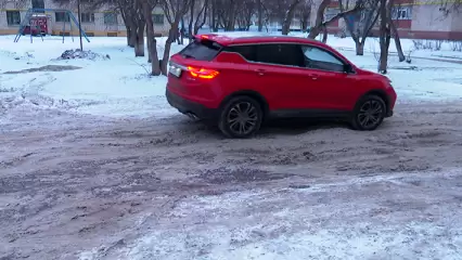 Из-за плохой дороги на ул. Студенческой в Нижнекамске ломаются машины и не может проехать спецтехника - НТР 24