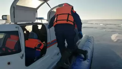 В Татарстане спасатели на воздушной подушке спасли трех рыбаков