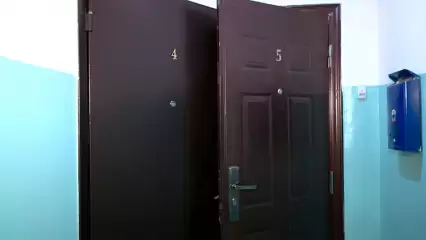 Жители многоэтажки в Нижнекамске опасаются за свою жизнь из-за неправильно установленной двери - НТР 24
