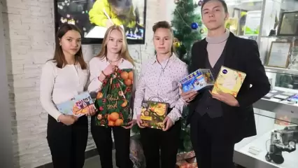 За два дня около десятка учебных заведений Нижнекамска принесли подарки для акции «Стань Дедом Морозом!»