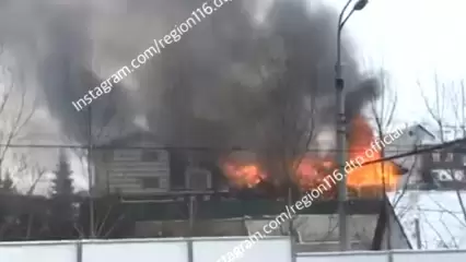 В Казани горит частный двухэтажный дом