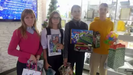 Ученики 13-й и 36-й школы собрали новогодние подарки для нуждающихся детей