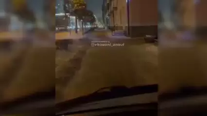 В Казани мужчина проехал на автомобиле по тротуару и снял это на видео
