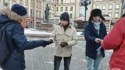 В День Конституции в Казани раздали более 10 тыс. ленточек в цветах российского триколора - НТР 24