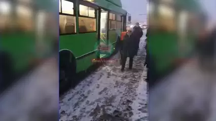 В Казани пассажиры троллейбуса были вынуждены покинуть транспорт из-за задымления