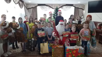 Дед Мороз НТР поздравил воспитанников детского дома и подопечных центра «Веста»