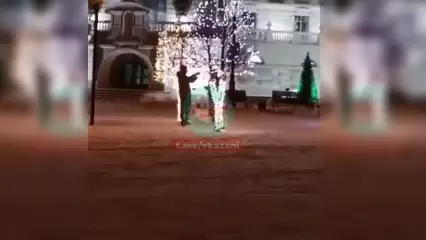 На видео попали молодые люди из Казани, которые пытались украсть гирлянду в центре города