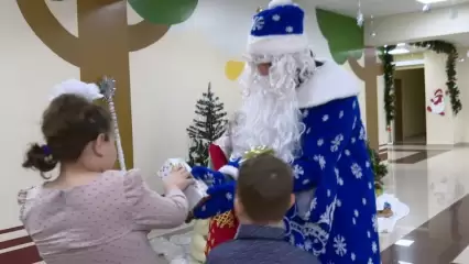 Дед Мороз НТР передал подарки нижнекамцев центру «Милосердие» и 23-й школе