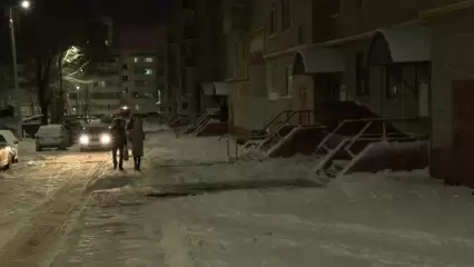 В одном из дворов Нижнекамска после ремонта забыли установить скамейки и урны - НТР 24