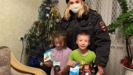 Нижнекамские полицейские продолжают радовать детей подарками перед Новым годом - НТР 24