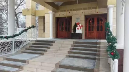 В Нижнекамске после инцидента появилось новое новогоднее оформление у дворца бракосочетания - НТР 24