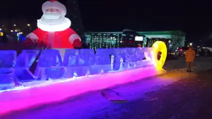 В нижнекамском сквере «Шинник» открылся ёлочный городок - НТР 24