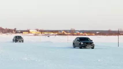 Из-за сброса воды на ГЭС на переправе под Нижнекамском образовалась пробка - НТР 24