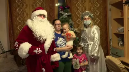 Нижнекамские полицейские сменили форму на костюмы Деда Мороза и Снегурочки - НТР 24