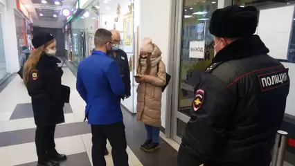 Полиция проводит в торговых центрах Нижнекамска рейды по проверке QR-кодов