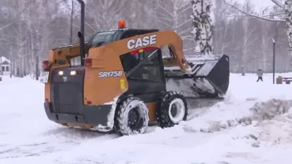Нижнекамск от последствий снегопада чистило более 80 единиц техники