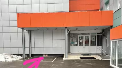 Жительница Камских Полян пожаловалась на закрытый тамбур для колясок в местной больнице - НТР 24