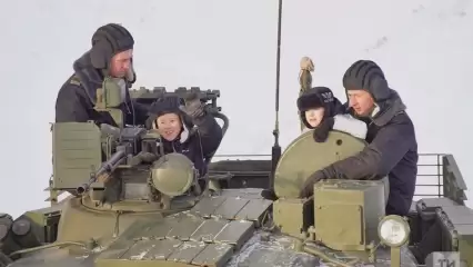 Минниханов исполнил мечту мальчика из Челнов, который мечтал покататься на танке - НТР 24