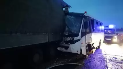 В Татарстане вахтовый автобус с пассажирами столкнулся с большегрузом