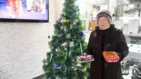 Старшая по дому №75 на ул. Сююмбике Раушания Буракова принесла сладости для акции НТР «Стань Дедом Морозом!»