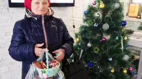 Галина Андреева принесла сладости в корзинках. Женщина участвует в акции НТР «Стань Дедом Морозом!» каждый год. На этот раз она хочет порадовать пенсионеров
