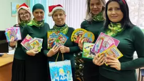 В акции «Стань Дедом Морозом!» принял участие коллектив национальной библиотеки имени Кул Гали. Подарки они приносят не первый год и всегда вместе с игрушками приносят детские книжки