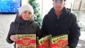Айрат и Зульфира Хадыевы принесли подарки. Участвуют в акции впервые, хотя планировали  уже не первый год