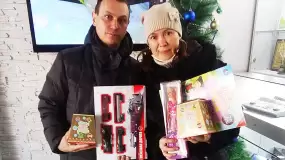 Алексей и Айсылу Тарасовы принесли подарки для акции «Стань Дедом Морозом»». Они уже пять лет принимают участие в ней
