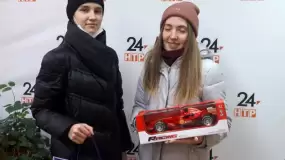 Подарки от Анастасии Самохваловой и Эммы Романчук. Они постоянные участницы акции «Стань Дедом Морозом!»