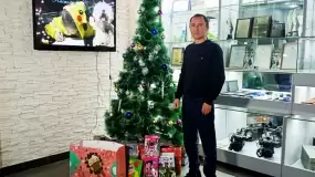 Главный врач центра общественного здоровья и медицинской профилактики Равиль Гарипов принес подарки для акции НТР