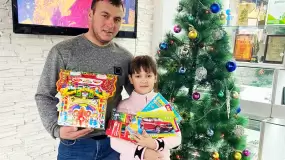 Джамиль и Илина Ганиевы  впервые участвуют в акции НТР. Они принесли подарки и сладости