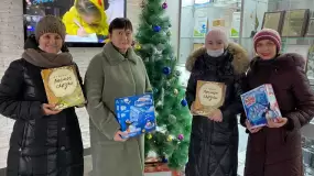 Сотрудники отдела комплектования библиотечной системы Нижнекамска приняли участие в акции НТР «Стань Дедом Морозом!»