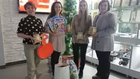 Работники нижнекамского дома культуры принесли подарки