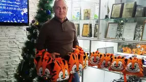 Управляющий «Преттль-НК» Олег Поляк принес подарки