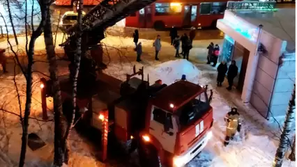 В Казани пожарные спасли из огня троих взрослых и ребёнка, еще 11 жильцов эвакуировались сами