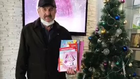 Александр Бажанов принёс подарки: раскраски, книги, пазлы и детскую косметику