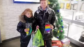 Ярослав и Полина Анисимовы принесли подарки. Участвуют в акции НТР второй год
