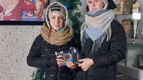 Подарки от педагогического колледжа принесли Регина Михайлова и Ольга Плаксина