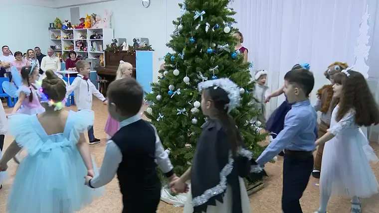 В Нижнекамске показали, как по новым правилам проходят новогодние утренники у дошколят