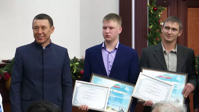 В Нижнекамске подростка, спасшего из пожара двух человек, наградили премией в 25 тыс. рублей