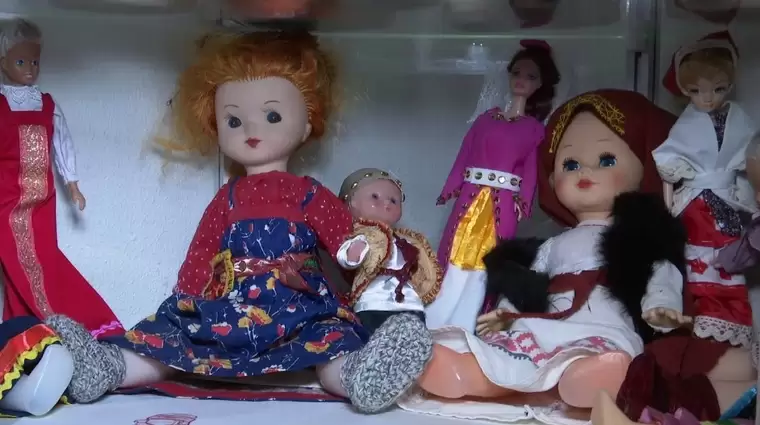 В нижнекамской художественной школе работает выставка кукол в национальных костюмах