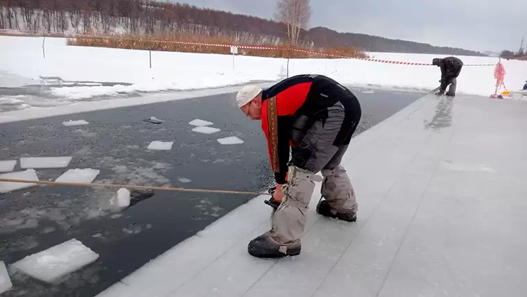 Специалисты показали и рассказали, как заготавливают лёд для ёлочных городков Нижнекамска