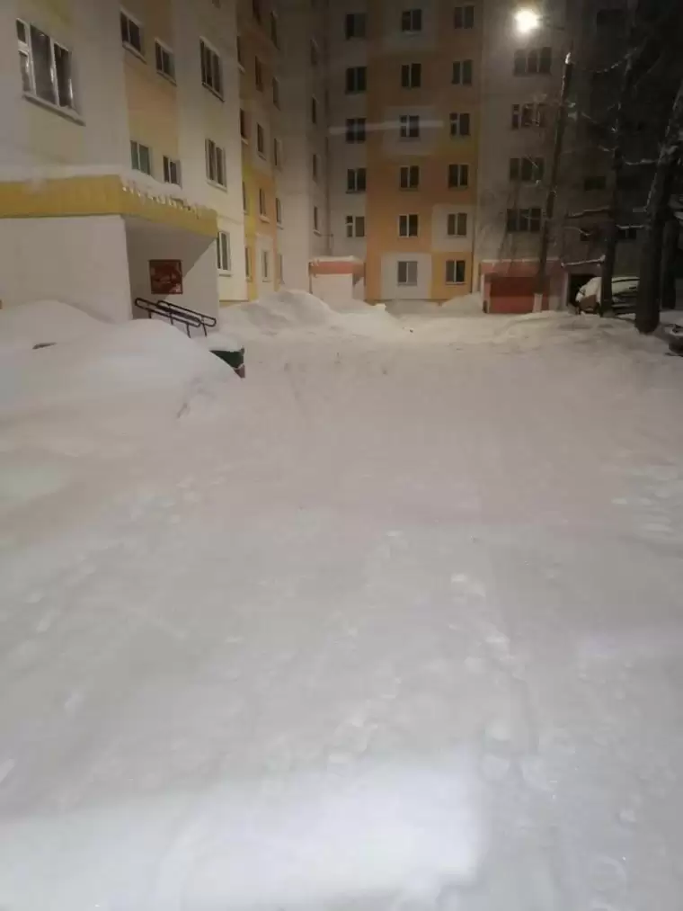 Снег во дворе дома №2 по проспекту Вахитова